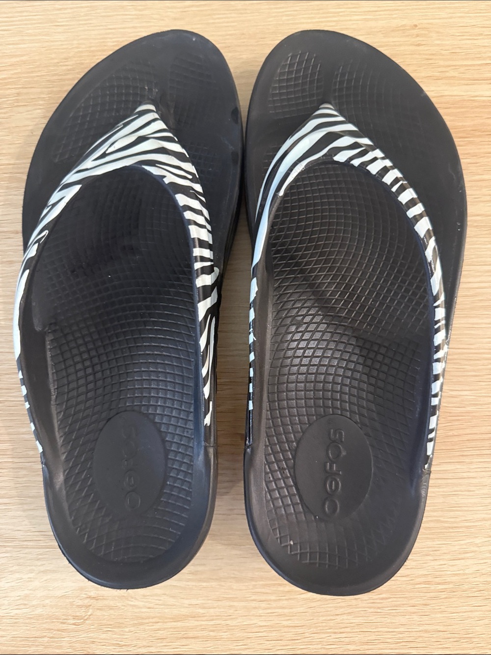 OOFOS Women's Limited Edition Thong Sandals Size 9 - Picture 2 of 6